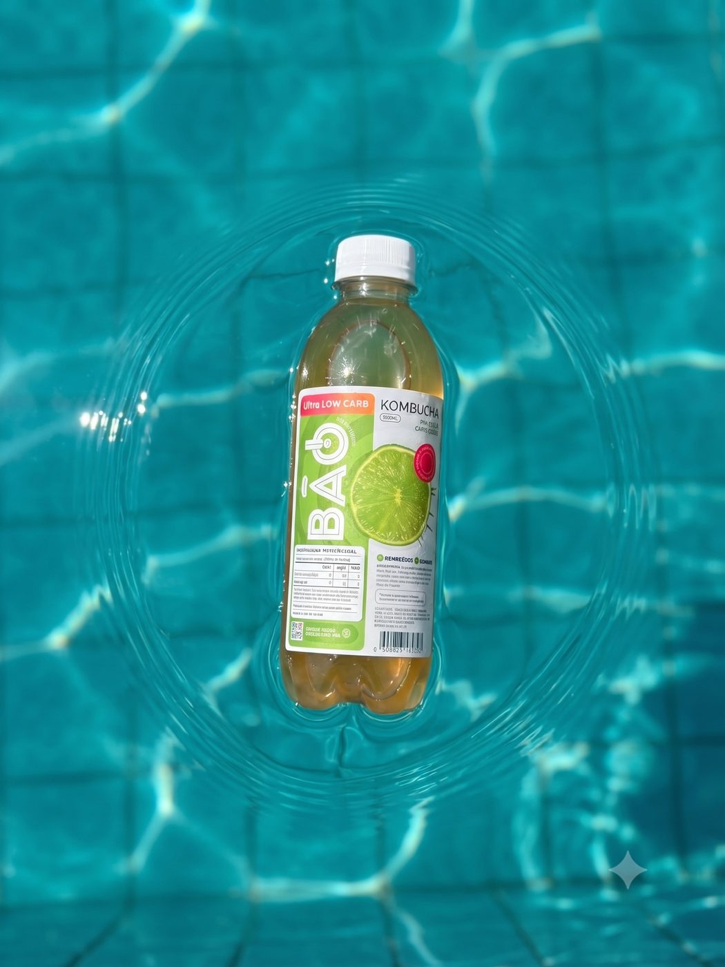 Kombucha Bão Limão & Capim Santo flutuando na água da piscina